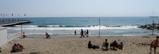 Diano Marina, siglata l'intesa tra il Comune e i gestori degli stabilimenti: le spiagge libere saranno "attrezzate" e occorrerà prenotare il posto Diano Marina, siglata l'intesa tra il Comune e i gestori degli stabilimenti: le spiagge libere saranno "attrezzate" e occorrerà prenotare il posto