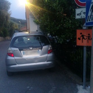 Sosta selvaggia a Riva Faraldi. Auto parcheggiate in divieto, anche con posti liberi. Il Sindaco &quot;Pronto un nuovo piano viabilità&quot; (foto)