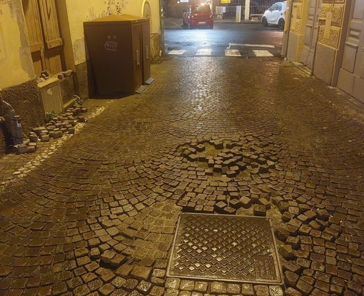 Imperia, 'saltano' i sampietrini di via Caboto a Porto Maurizio