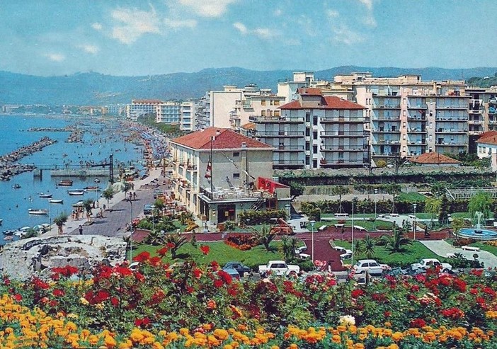 L'AMARCORD DEL SABATO. Giugno 1969: aereo per la pubblicità di Plasmon cade in mare a San Bartolomeo