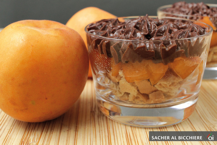 MercoledìVeg di Ortofruit: oggi prepariamo la sacher al bicchiere all'albicocca
