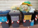 Sacchetti dei rifiuti abbandonati sopra i contenitori, inciviltà senza limiti a Diano Marina