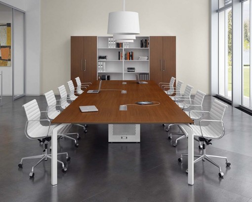 Come scegliere le scrivanie ufficio ideali per le proprie esigenze