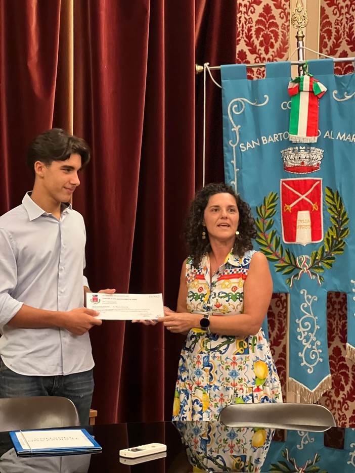 Edoardo Rossi supera l'esame di terza media con 10 e lode, premiato dal Comune di San Bartolomeo Edoardo Rossi supera l'esame di terza media con 10 e lode, premiato dal Comune di San Bartolomeo