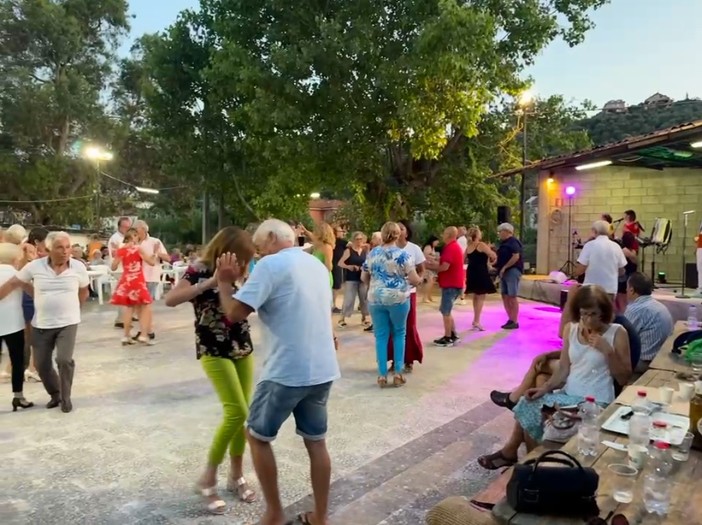 Serata danzante, 'branda' e gnocchi al sugo con l’orchestra Rita &amp; gli Evergreen al Mocambo di Caramagna