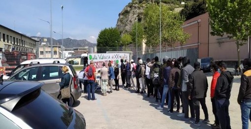 25 aprile di solidarietà per la brigata 'Girasole', ieri a Ventimiglia in aiuto ai migranti (foto)