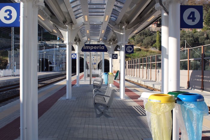 Imperia: la navetta per Porto Maurizio non aspetta i pendolari alla stazione, la segnalazione di un lettore