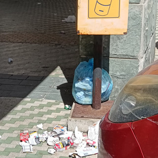 Rifiuti abbandonati in via Foce, "Servono più cestini"