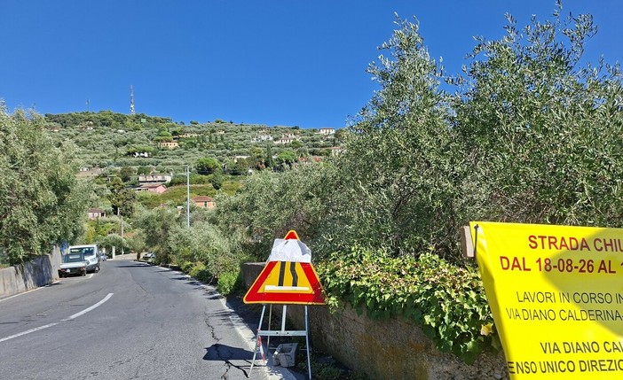 Nuova viabilità per i lavori della rotatoria, in via Diano Calderina il senso unico ma c’è chi continua a percorrerla contromano Nuova viabilità per i lavori della rotatoria, in via Diano Calderina il senso unico ma c’è chi continua a percorrerla contromano