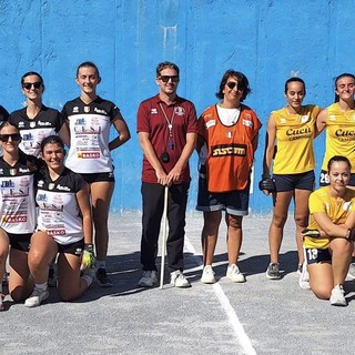 Le due quadrette a centrocampo prima del derby