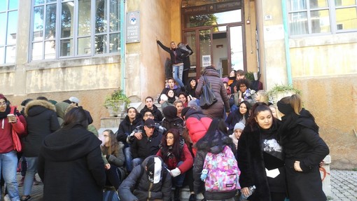 Imperia: freddo nelle aule dell'Artistico. Gli studenti escono fuori dalla scuola &quot;Temperature di 15 gradi&quot;