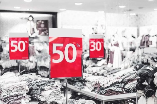 ACCADDE OGGI, 18 AGOSTO 1984. Via ai saldi: partenza a rilento nonostante ribassi al 50%