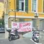 Striscione "Qui nessuno è straniero" anche a Imperia: all'Amoretti la protesta contro il tetto agli alunni stranieri Striscione "Qui nessuno è straniero" anche a Imperia: all'Amoretti la protesta contro il tetto agli alunni stranieri
