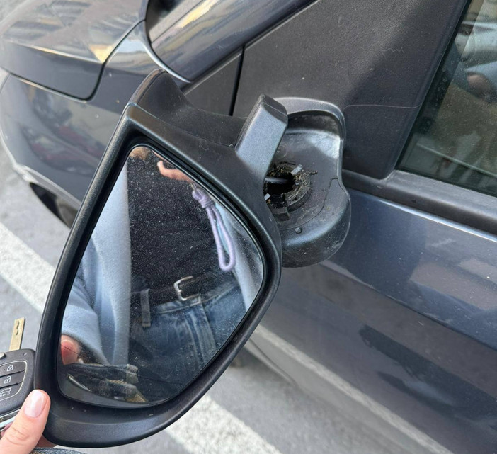 Specchietto rotto e il solito "furbetto" in fuga a Imperia