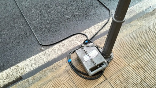 Imperia, misteriosi strumenti a bordo strada: non sono autovelox Imperia, misteriosi strumenti a bordo strada: non sono autovelox