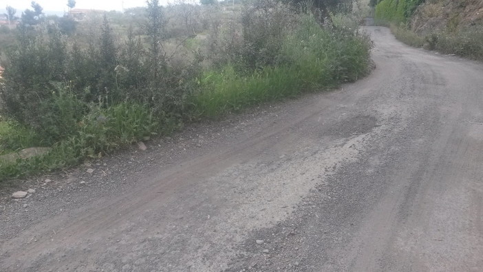 Foto di una strada a Poggi nel 2016