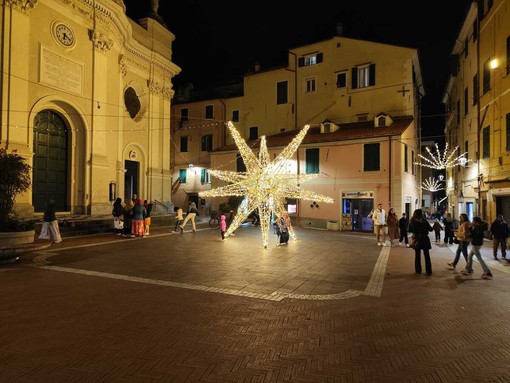 Selfie da “star” a Oneglia, piazza San Giovanni si trasforma nello sfondo perfetto per il “Natale Social” Selfie da “star” a Oneglia, piazza San Giovanni si trasforma nello sfondo perfetto per il “Natale Social”