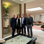 Da sinistra, Francesco Nova, Chiara Osnago Gadda, Massimo Senini e Mariano Giovanni Carozzi, davanti al tavolo/scultura realizzato dall’artista Didone, con il piano in materiale NOAI di Senini. Da sinistra, Francesco Nova, Chiara Osnago Gadda, Massimo Senini e Mariano Giovanni Carozzi, davanti al tavolo/scultura realizzato dall’artista Didone, con il piano in materiale NOAI di Senini.