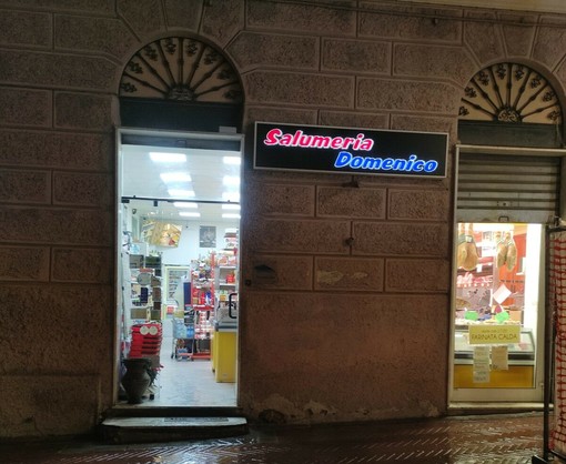 Furto notturno di frutta e verdura davanti a una salumeria di Porto Maurizio