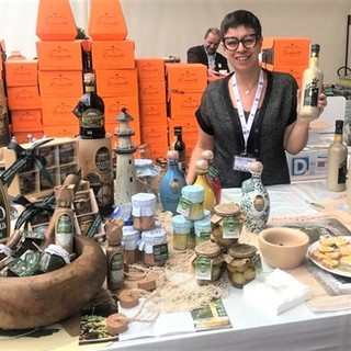 Serena Mela presso lo stand del Frantoio Sant'Agata in occasione dell'edizione 2019 del Merano Wine Festival