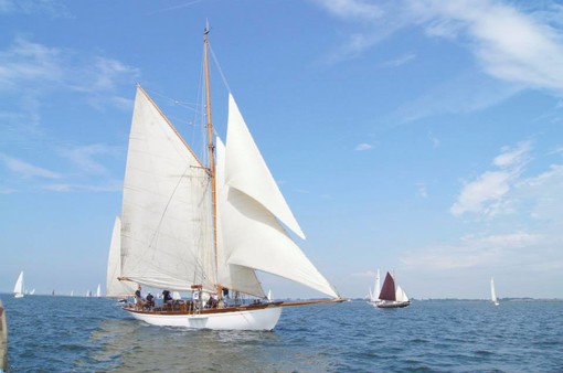 Sky, la signora del mare che sfida il tempo: tra regate, ospiti celebri come Brigitte Bardot continua a navigare veloce e fiera