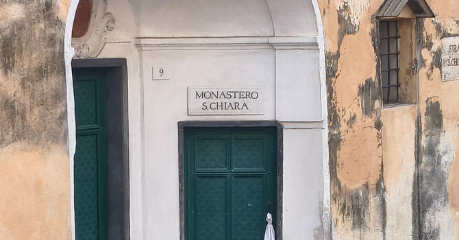 Un pezzo di stoffa bianco per la pace, anche il monastero di Santa Chiara ripudia la guerra