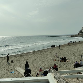 Imperia, primavera in anticipo: primi bagnanti della stagione sulla Spiaggia d'Oro