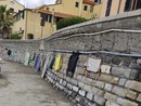 Sedie a sdraio e lettini incatenati alla Foce di Imperia