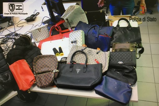 Sequestrato un laboratorio artigianale di griffe false e un centinaio tra orologi e borse (foto) Sequestrato un laboratorio artigianale di griffe false e un centinaio tra orologi e borse (foto)