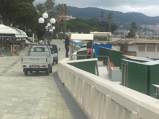 Coronavirus, Diano Marina: montate le strutture dei primi lidi, ma ancora niente ombrelloni e lettini (Foto) Coronavirus, Diano Marina: montate le strutture dei primi lidi, ma ancora niente ombrelloni e lettini (Foto)