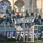 Lo striscione esposto dagli Ultras durante la partita col Derthona (Foto Fantomas) Lo striscione esposto dagli Ultras durante la partita col Derthona (Foto Fantomas)
