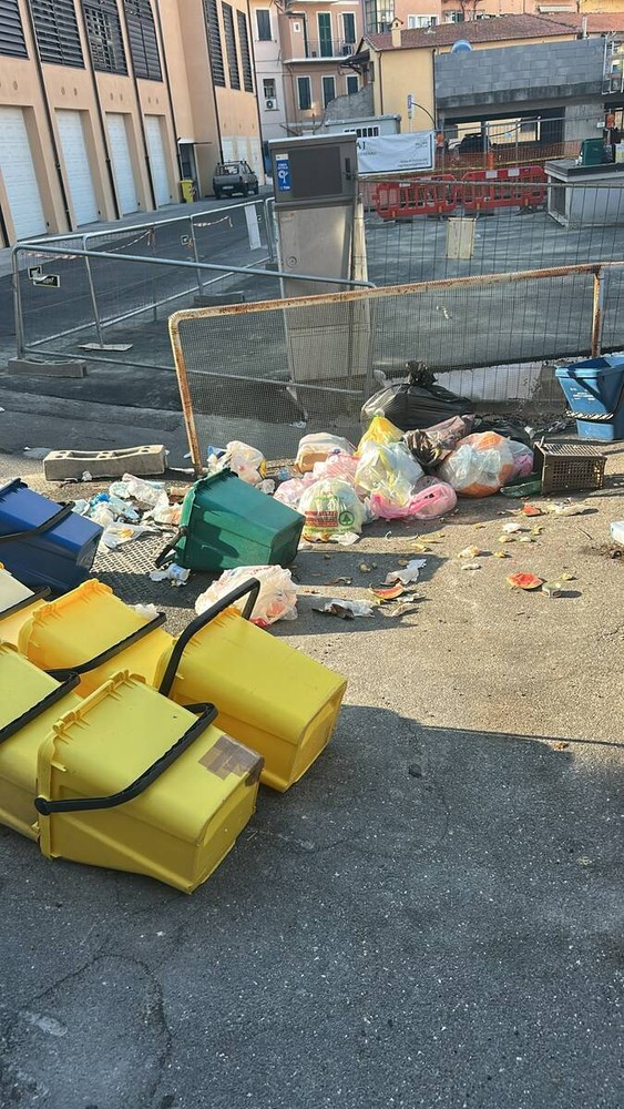 LA SEGNALAZIONE. L'area alle spalle del comando di polizia municipale invasa da mastelli e rifiuti sotto gli occhi delle telecamere