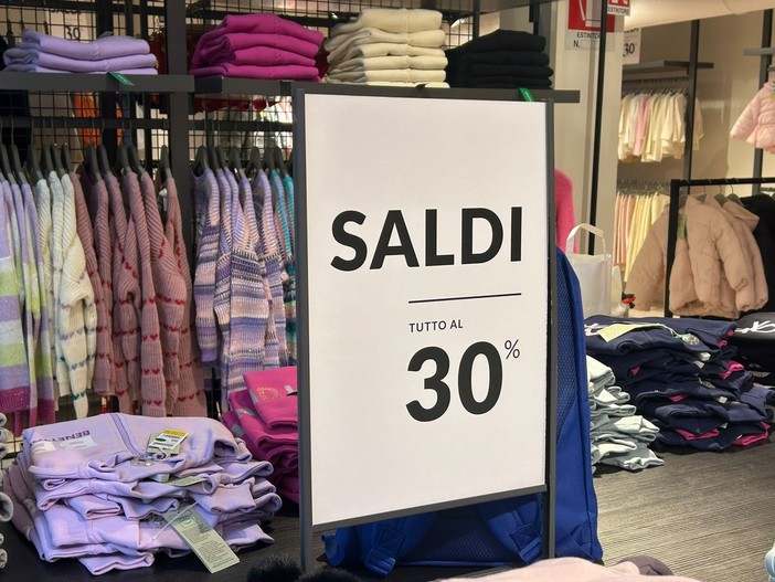 Diano Marina, saldi invernali: giro di vite della polizia locale