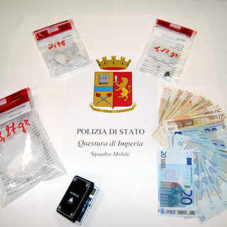 Spaccio di droga diffuso: il 48% dei giovani liguri non si ritiene per nulla al sicuro sul fenomeno Spaccio di droga diffuso: il 48% dei giovani liguri non si ritiene per nulla al sicuro sul fenomeno