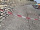 Imperia: caduta di alcune pietre dal muro sopra la spiaggia della Galeazza, area ancora transennata (Foto e Video)