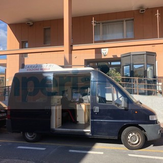 Diano Marina, carabinieri positivi al covid-19: il comando provinciale rimodula i servizi attraverso una 'stazione mobile' (foto)