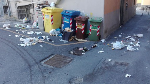 Imperia: spazzatura in strada alla Fondura, i residenti: &quot;Siamo esasperati, vengano a pulire&quot; (Foto)