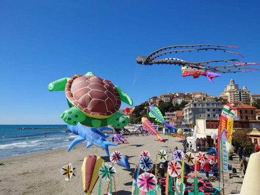 Festival Internazionale di Aquilonismo 'Sol&Vento' a Borgo Marina di Imperia Festival Internazionale di Aquilonismo 'Sol&Vento' a Borgo Marina di Imperia