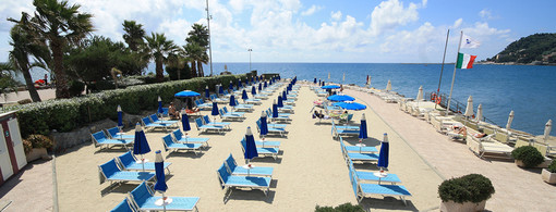 Diano Marina, dopo la mareggiata è tutto pronto per l'apertura dei bagni Delfino e Solarium Diano Marina, dopo la mareggiata è tutto pronto per l'apertura dei bagni Delfino e Solarium