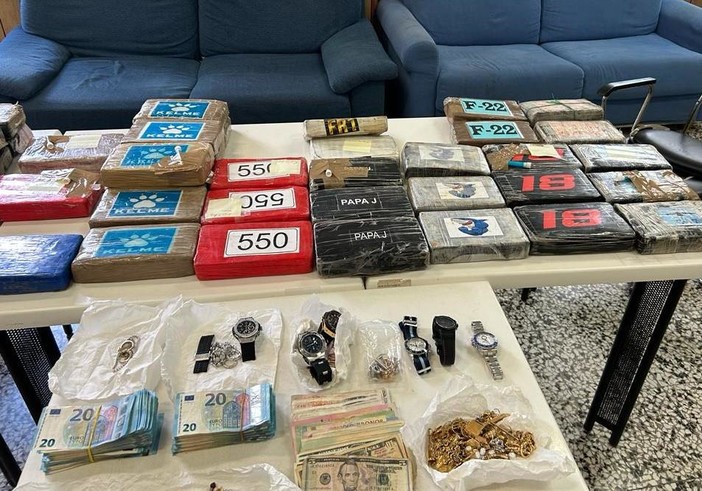 Ventimiglia: droga nei fustini del detersivo, sequestrati 50 kg di cocaina al confine Ventimiglia: droga nei fustini del detersivo, sequestrati 50 kg di cocaina al confine