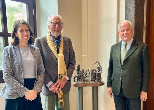 &quot;Abbraccio alle due Città”, la scultura di Elio Lentini celebra l'unità di Imperia