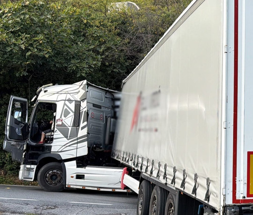 Autoarticolato fermo sulla SS 28, traffico bloccato a Pornassio Autoarticolato fermo sulla SS 28, traffico bloccato a Pornassio
