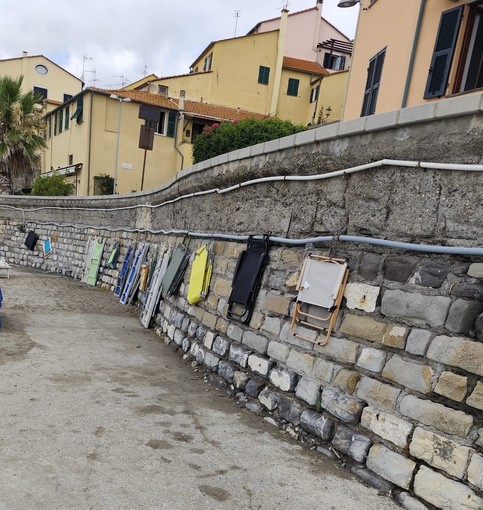 Sedie a sdraio e lettini incatenati alla Foce di Imperia Sedie a sdraio e lettini incatenati alla Foce di Imperia