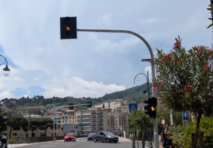 Imperia, torna il semaforo intelligente sul ponte Impero