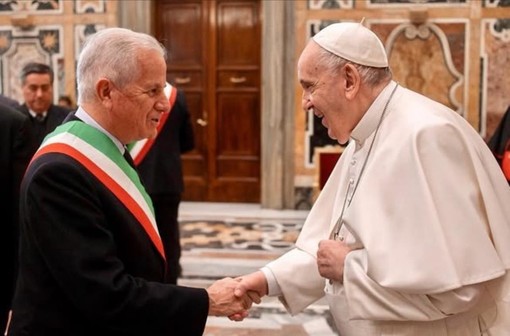 Morte di Papa Francesco, il sindaco Scajola: “Ci mancherà profondamente, è stato l’ultimo grande leader morale”