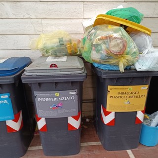 Sacchetti dei rifiuti abbandonati sopra i contenitori, inciviltà senza limiti a Diano Marina Sacchetti dei rifiuti abbandonati sopra i contenitori, inciviltà senza limiti a Diano Marina