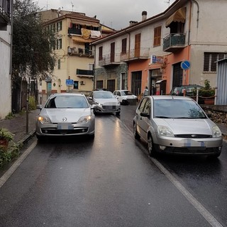 Pontedassio: sosta selvaggia davanti al Comune e vicino alle scuole. La protesta dei residenti (foto)