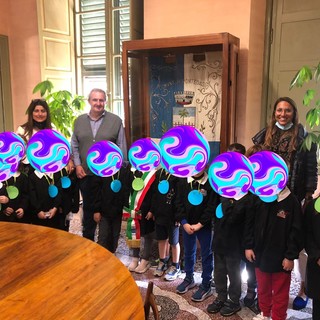 Pontedassio: visita in Comune per i bambini della scuola primaria, l'incontro con sindaco e assessore
