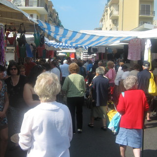 Emergenza Coronavirus, si ferma il mercato a Diano Marina Emergenza Coronavirus, si ferma il mercato a Diano Marina
