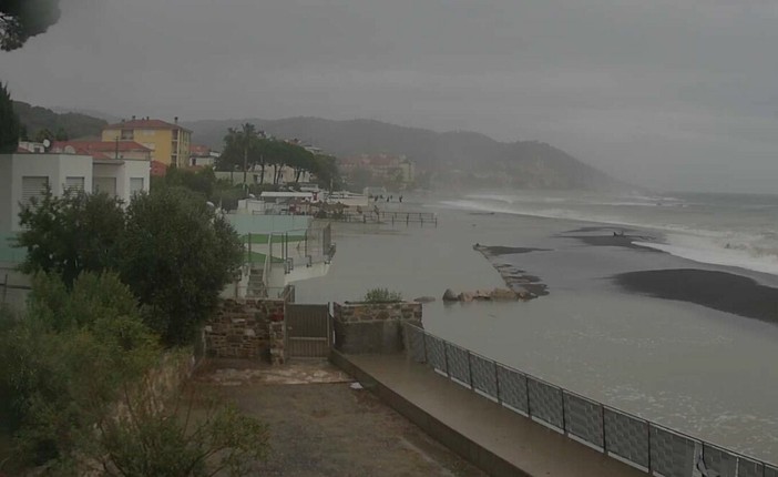 Maltempo a Diano Marina le spiagge di Borgo Paradiso finiscono di nuovo sott’acqua Maltempo a Diano Marina le spiagge di Borgo Paradiso finiscono di nuovo sott’acqua